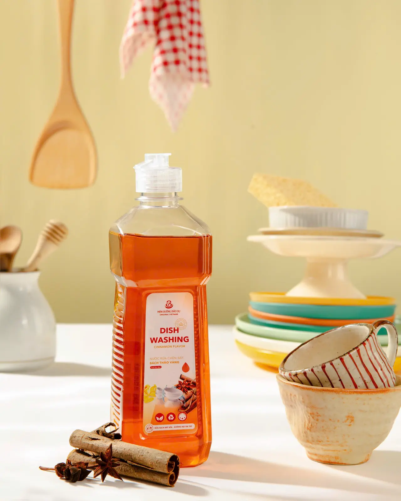 Chai nước rửa chén hương quế bên thanh quế, hoa hồi