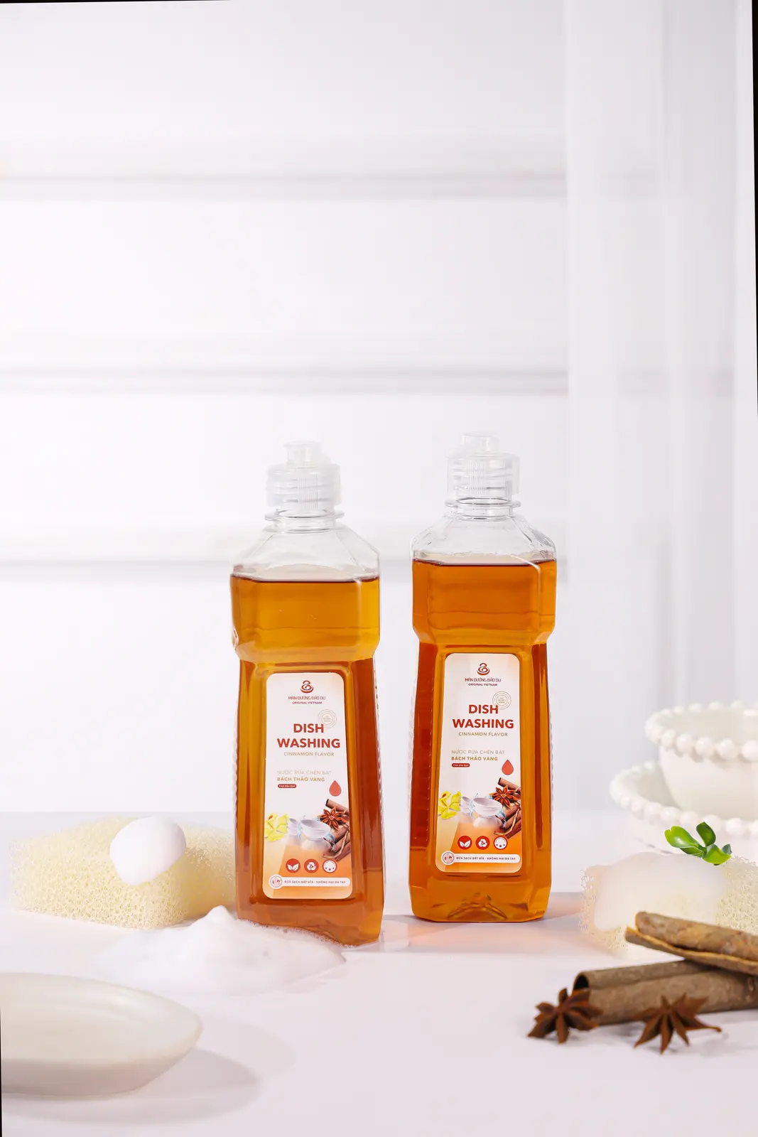 Hai chai nước rửa chén bát hương quế 500g bên thanh quế và hoa hồi